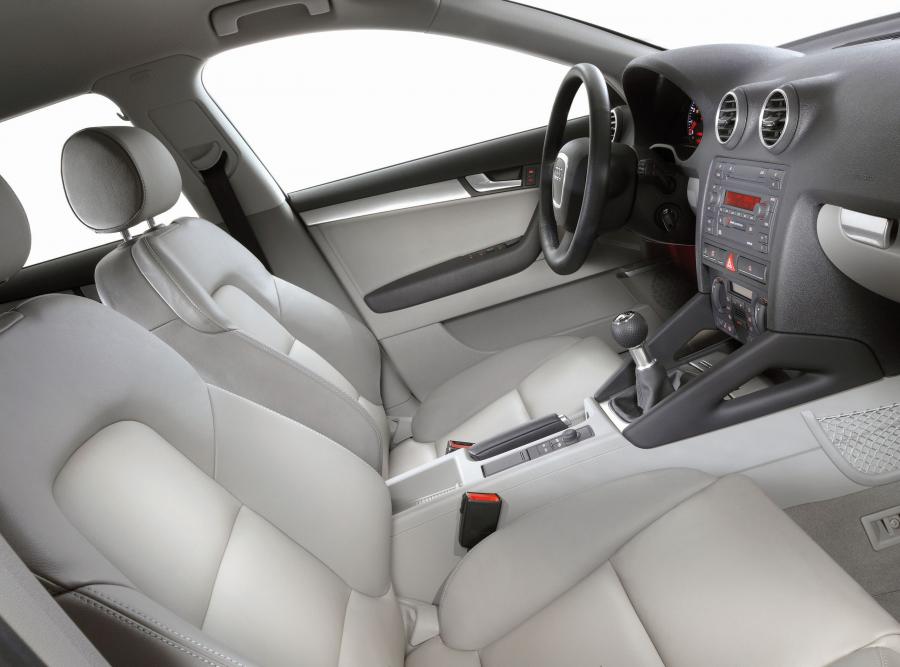 Интерьер Audi A3 Sportback 2.0T (8PA) 2004 года  (WW) (фото 9 из 21)